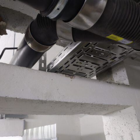 Schwarzes Rohr mit flexiblem Zwischenstück