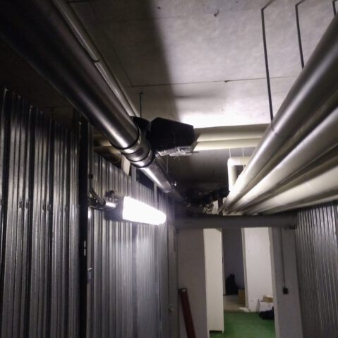 Schwarzes Rohr im Keller