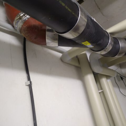 Schwarzes Rohr mit flexiblem Zwischenstück