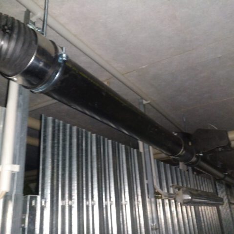 Schwarzes Rohr mit flexiblem Zwischenstück