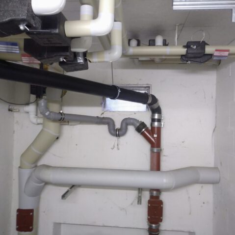 Schwarzes Rohr mit flexiblem Zwischenstück