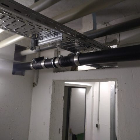 Schwarzes Rohr mit flexiblem Zwischenstück