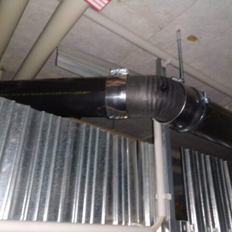 Schwarzes Rohr mit flexiblem Zwischenstück