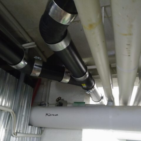 Rohrverlegung im Keller zusammenführung von zwei Rohren