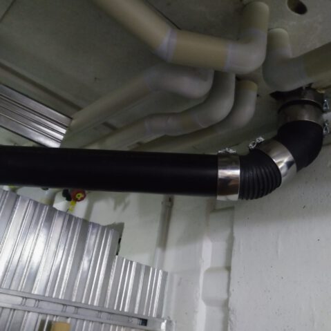 Schwarzes Rohr mit flexiblem Zwischenstück