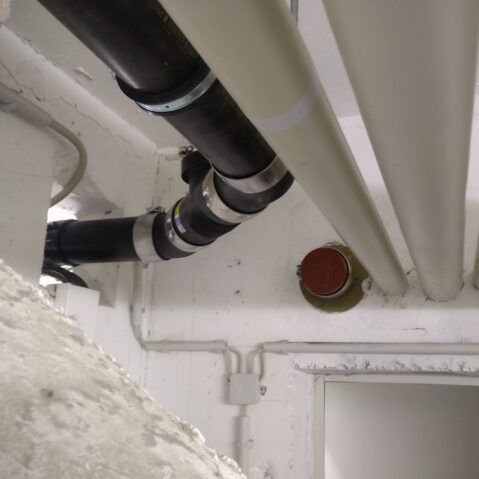 Schwarzes Rohr mit flexiblem Zwischenstück