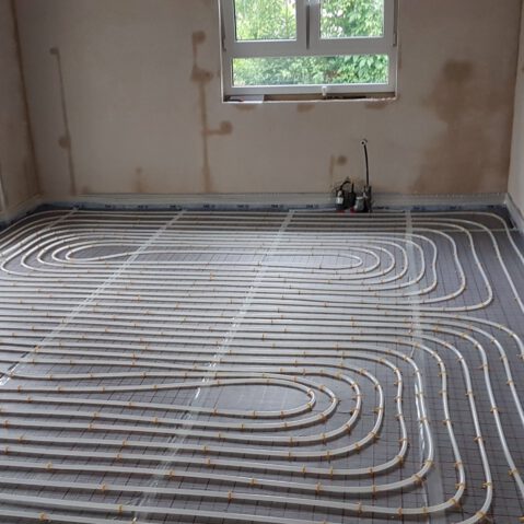 Fußbodenheizung im ersten einbauschritt