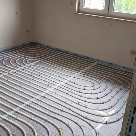 Fußbodenheizung im ersten einbauschritt