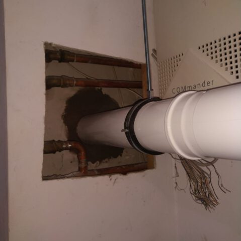 Weißes Rohr vom Kombigerät Weishaupt 28 KW