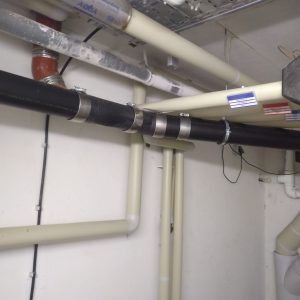 Schwarzes Rohr mit flexiblem Zwischenst&uuml;ck