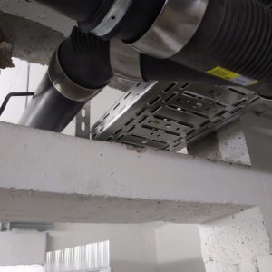 Schwarzes Rohr mit flexiblem Zwischenst&uuml;ck