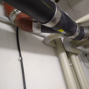 Schwarzes Rohr mit flexiblem Zwischenst&uuml;ck