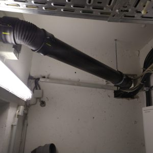 Schwarzes Rohr mit flexiblem Zwischenst&uuml;ck