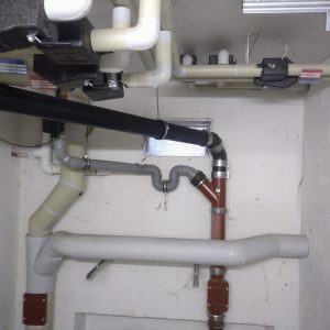 Schwarzes Rohr mit flexiblem Zwischenst&uuml;ck