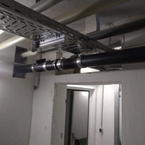 Schwarzes Rohr mit flexiblem Zwischenst&uuml;ck