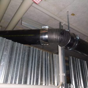 Schwarzes Rohr mit flexiblem Zwischenst&uuml;ck