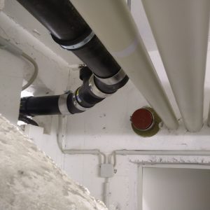 Schwarzes Rohr mit flexiblem Zwischenst&uuml;ck