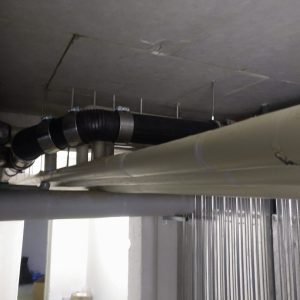 Schwarzes Rohr mit flexiblem Zwischenst&uuml;ck