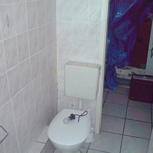 Badsanierung Toilette Vorher-Bild