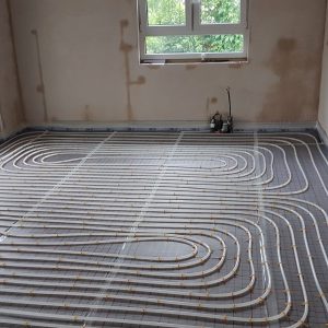 Fu&szlig;bodenheizung im ersten einbauschritt