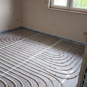 Fu&szlig;bodenheizung im ersten einbauschritt