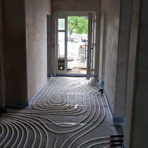 Fu&szlig;bodenheizung im ersten einbauschritt